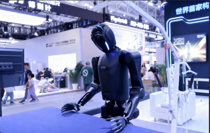 TR-series humanoid robot at the Zhicheng AI booth